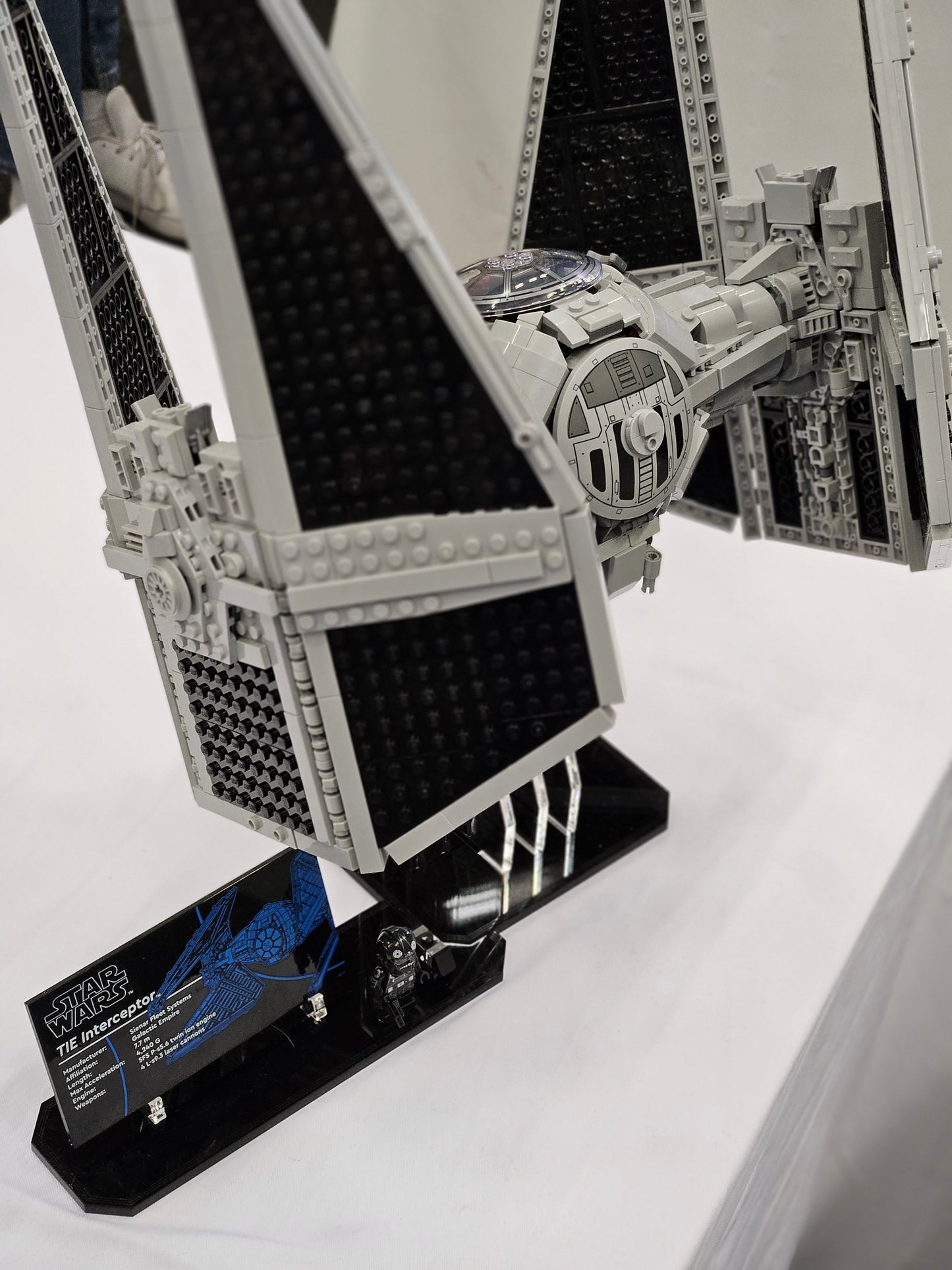 UCS TIE Abfangjäger™ (75382) Display Stand